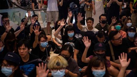 Manifestantes queman bandera china y chocan con la policía en Hong Kong