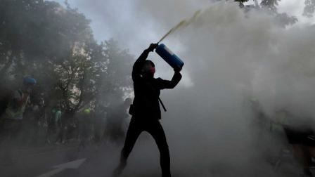 Manifestantes queman bandera china y chocan con la policía en Hong Kong