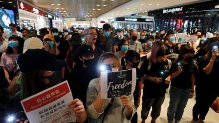 Manifestantes queman bandera china y chocan con la policía en Hong Kong