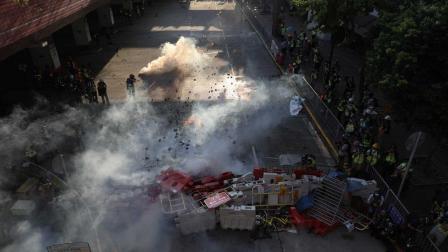 Manifestantes queman bandera china y chocan con la policía en Hong Kong
