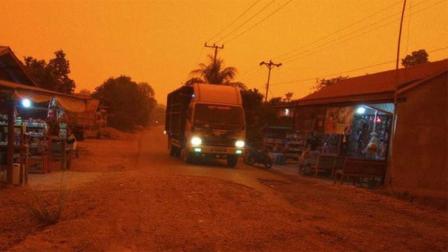 El cielo se torna rojo en Indonesia a causa de incendios forestales