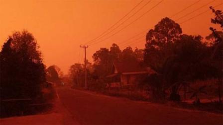 El cielo se torna rojo en Indonesia a causa de incendios forestales