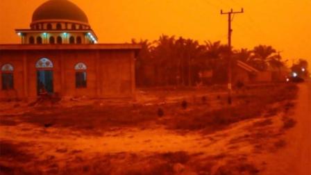 El cielo se torna rojo en Indonesia a causa de incendios forestales