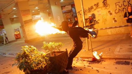 Arde Hong Kong en fiesta nacional de China; balean a manifestante
