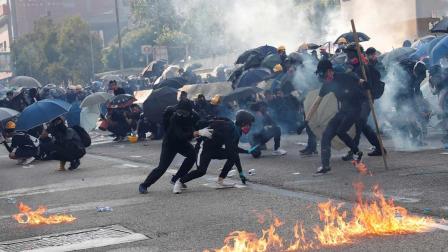 Arde Hong Kong en fiesta nacional de China; balean a manifestante