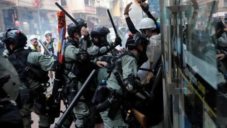 Arde Hong Kong en fiesta nacional de China; balean a manifestante