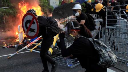 Arde Hong Kong en fiesta nacional de China; balean a manifestante