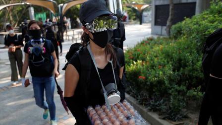 Arde Hong Kong en fiesta nacional de China; balean a manifestante