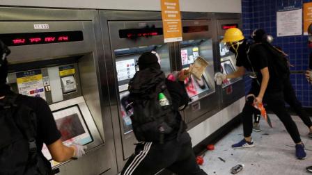 Arde Hong Kong en fiesta nacional de China; balean a manifestante