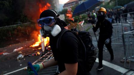 Arde Hong Kong en fiesta nacional de China; balean a manifestante