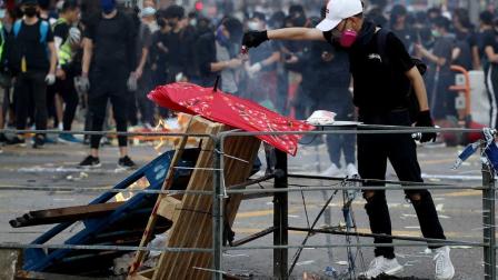 Arde Hong Kong en fiesta nacional de China; balean a manifestante