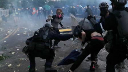 Arde Hong Kong en fiesta nacional de China; balean a manifestante