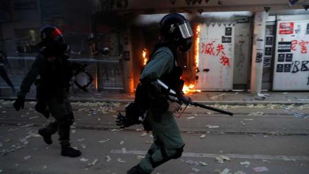 Arde Hong Kong en fiesta nacional de China; balean a manifestante