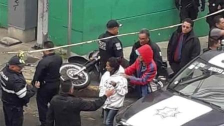 El delincuente quedó sobre una motocicleta frente a una sucursal de préstamos. Foto: Especial