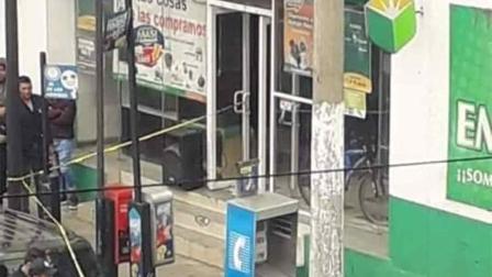 El delincuente quedó sobre una motocicleta frente a una sucursal de préstamos. Foto: Especial