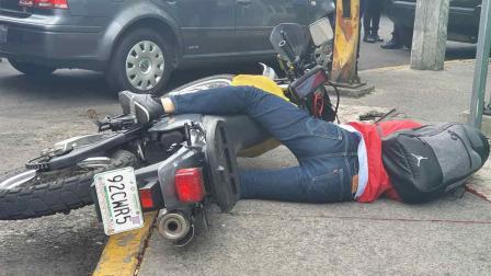 El delincuente quedó sobre una motocicleta frente a una sucursal de préstamos. Foto: Especial