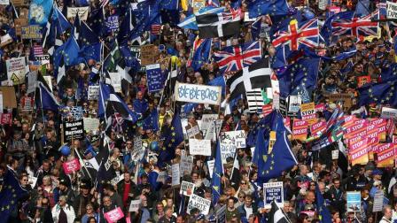 Marchan miles de británicos en reclamo de un segundo referéndum del Brexit