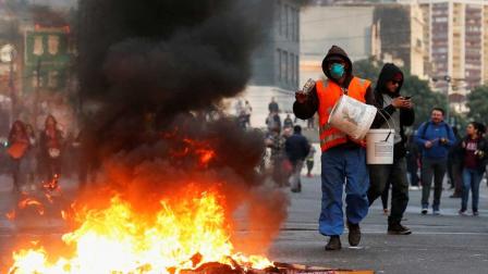 Al menos 3 muertos por ola de protestas en Chile