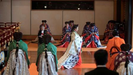 Emperador Naruhito proclama su ascenso al trono en Japón