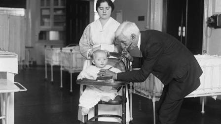 Un médico examina a un bebé con un estetoscopio a principos del 1900 en Estados Unidos. Foto de la Biblioteca del Congreso de EEUU. (Harris & Ewing/Biblioteca del Congreso vía AP)