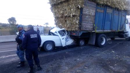 Una persona fallecida fue el saldo que dejo un accidente de tránsito donde un automovilista se impactó contra un camión que transportaba pacas de cebada. Foto: Especial