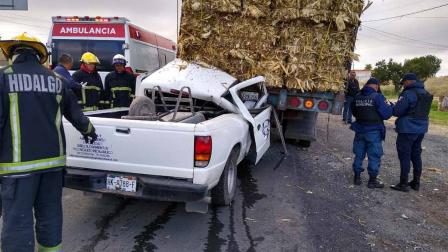 Una persona fallecida fue el saldo que dejo un accidente de tránsito donde un automovilista se impactó contra un camión que transportaba pacas de cebada. Foto: Especial