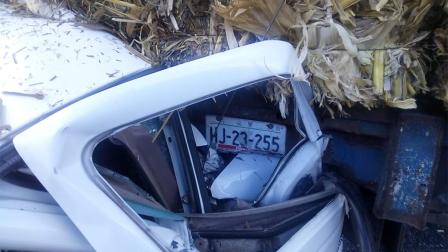 Una persona fallecida fue el saldo que dejo un accidente de tránsito donde un automovilista se impactó contra un camión que transportaba pacas de cebada. Foto: Especial