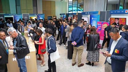 Los asistentes probaron los smartphones de Huawei.