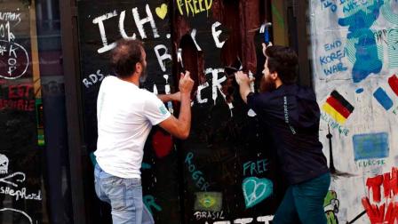 Derriban réplica del Muro de Berlín; estaba hecha de chocolate
