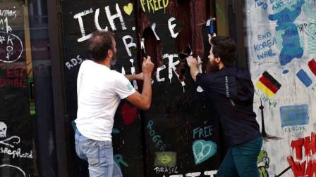 Derriban réplica del Muro de Berlín; estaba hecha de chocolate