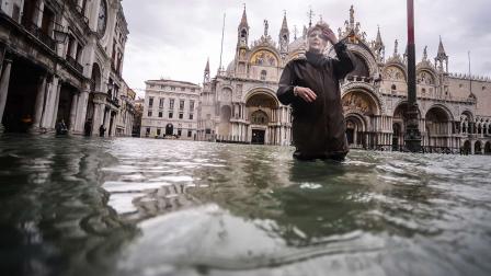La marea excepcionalmente alta regresó el viernes a Venecia, donde el alcalde clausuró la emblemática Plaza de San Marcos y pidió donaciones para reparar los daños en la ciudad.