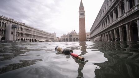 La marea excepcionalmente alta regresó el viernes a Venecia, donde el alcalde clausuró la emblemática Plaza de San Marcos y pidió donaciones para reparar los daños en la ciudad.