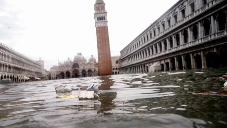 La marea excepcionalmente alta regresó el viernes a Venecia, donde el alcalde clausuró la emblemática Plaza de San Marcos y pidió donaciones para reparar los daños en la ciudad.