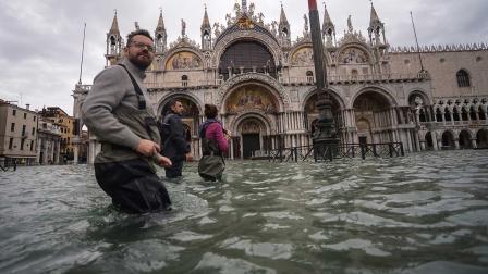 La marea excepcionalmente alta regresó el viernes a Venecia, donde el alcalde clausuró la emblemática Plaza de San Marcos y pidió donaciones para reparar los daños en la ciudad.