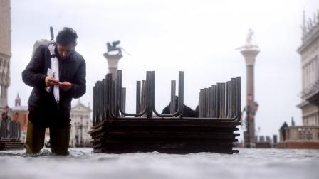 La marea excepcionalmente alta regresó el viernes a Venecia, donde el alcalde clausuró la emblemática Plaza de San Marcos y pidió donaciones para reparar los daños en la ciudad.