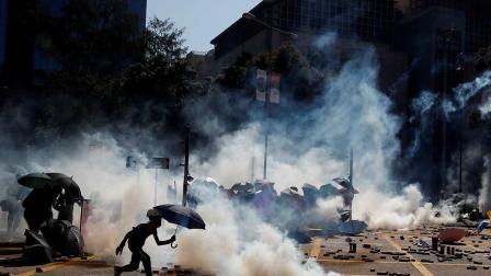Tensión en Hong Kong por manifestantes atrincherados en universidad
