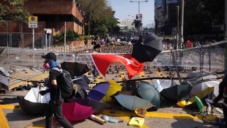 Tensión en Hong Kong por manifestantes atrincherados en universidad