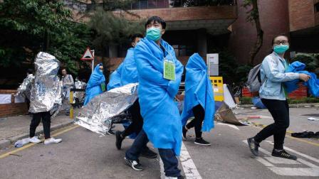 Tensión en Hong Kong por manifestantes atrincherados en universidad