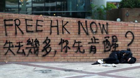 Tensión en Hong Kong por manifestantes atrincherados en universidad