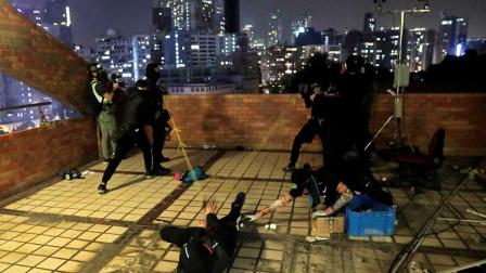Tensión en Hong Kong por manifestantes atrincherados en universidad