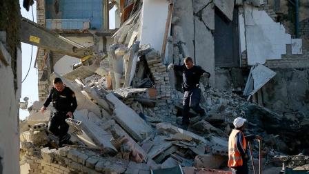 Suman 13 muertos en Albania tras sismo