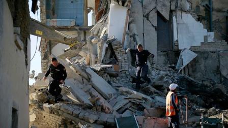 Suman 13 muertos en Albania tras sismo