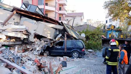Suman 13 muertos en Albania tras sismo