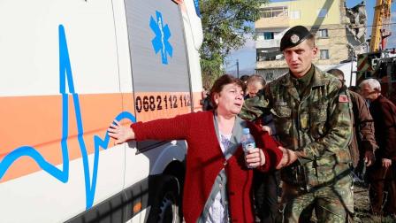 Suman 13 muertos en Albania tras sismo