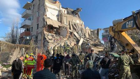 Suman 13 muertos en Albania tras sismo