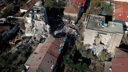 Suman 13 muertos en Albania tras sismo
