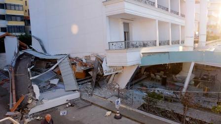 Suman 13 muertos en Albania tras sismo