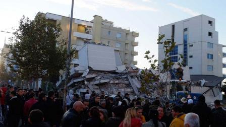 Suman 13 muertos en Albania tras sismo