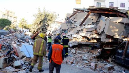 Suman 13 muertos en Albania tras sismo