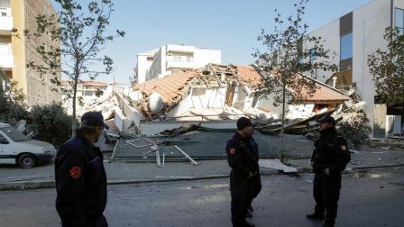 Suman 13 muertos en Albania tras sismo